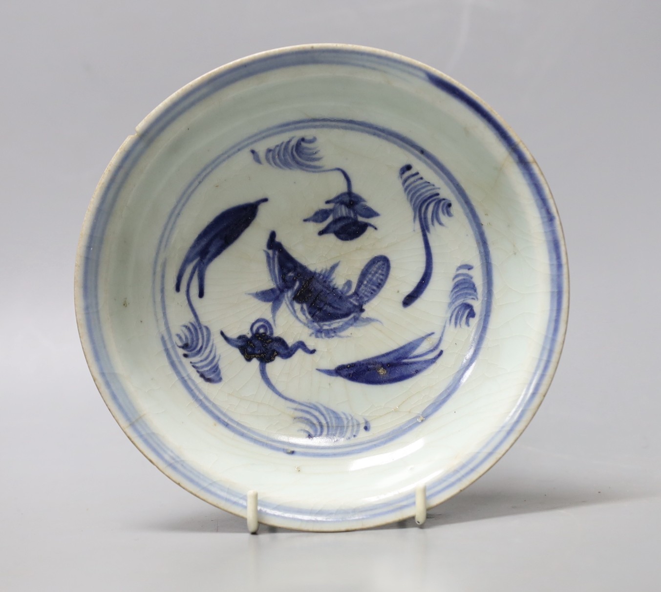 A Chinese late Ming blue and white saucer dish, 16th century, 17cm diameter
